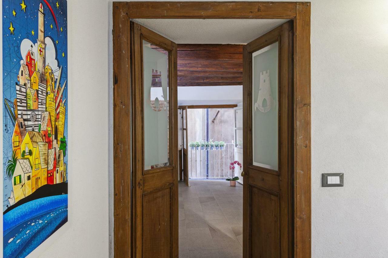 Wood And Stone Apartment In The Historical Center Генуа Екстериор снимка