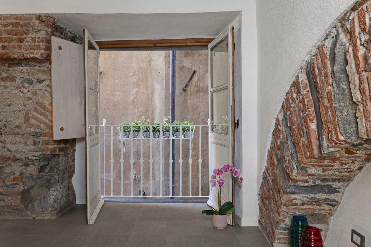 Wood And Stone Apartment In The Historical Center Генуа Екстериор снимка