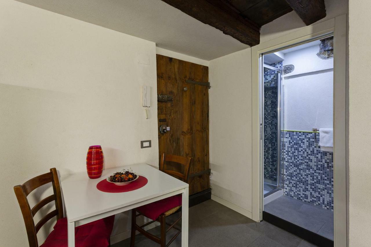 Wood And Stone Apartment In The Historical Center Генуа Екстериор снимка