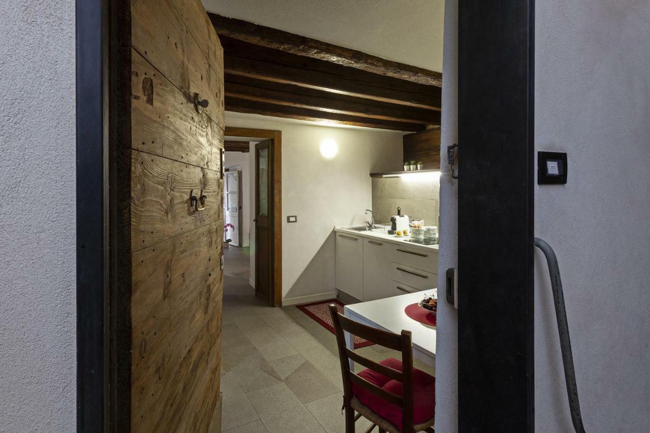Wood And Stone Apartment In The Historical Center Генуа Екстериор снимка