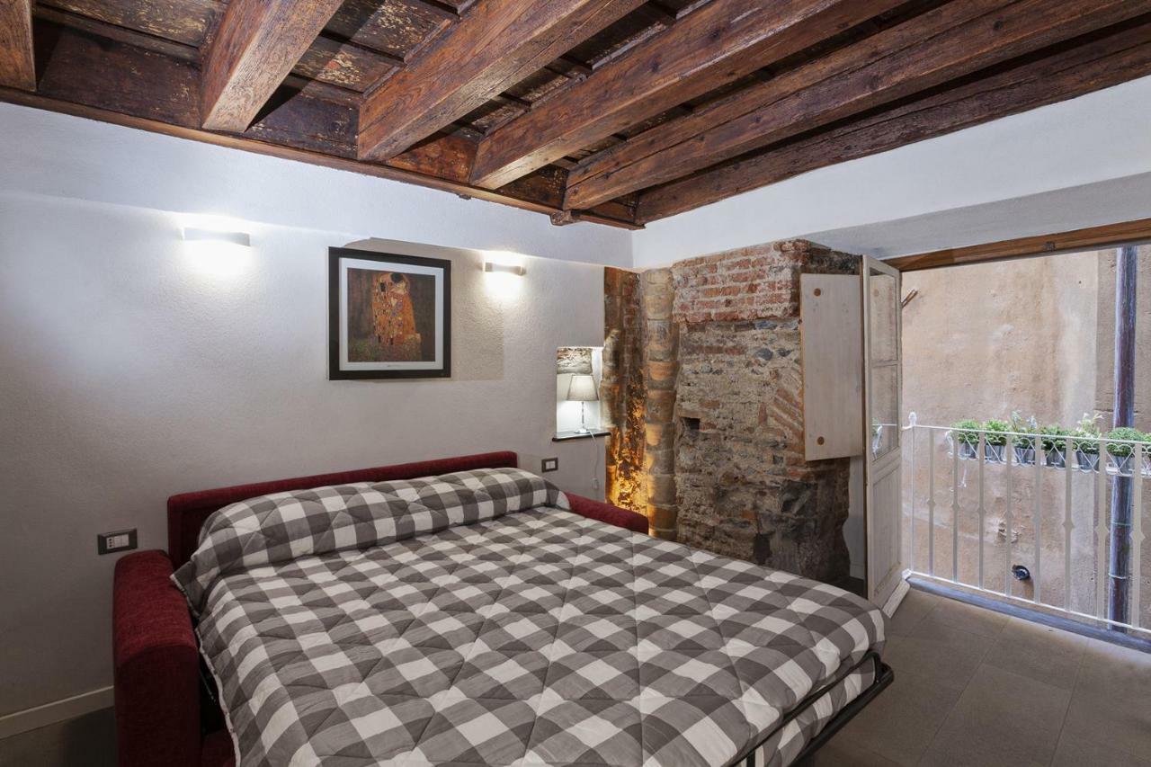 Wood And Stone Apartment In The Historical Center Генуа Екстериор снимка