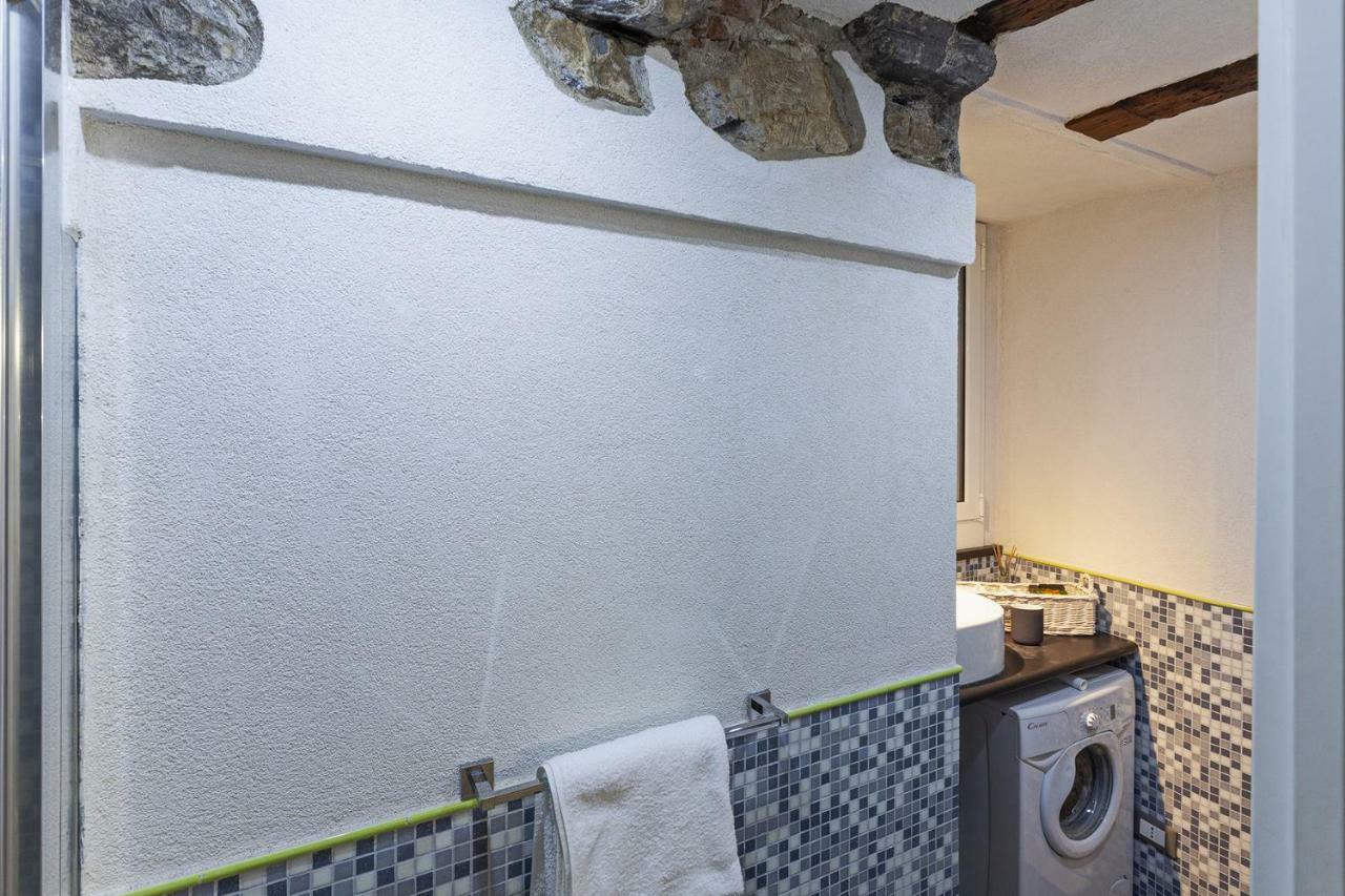 Wood And Stone Apartment In The Historical Center Генуа Екстериор снимка