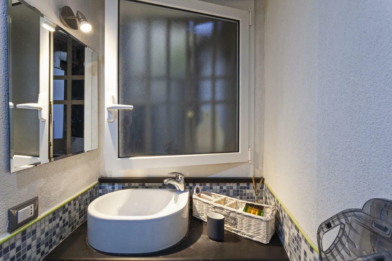 Wood And Stone Apartment In The Historical Center Генуа Екстериор снимка